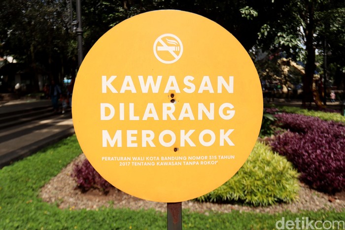 Menegakkan kebijakan kawasan tanpa rokok di tempat umum